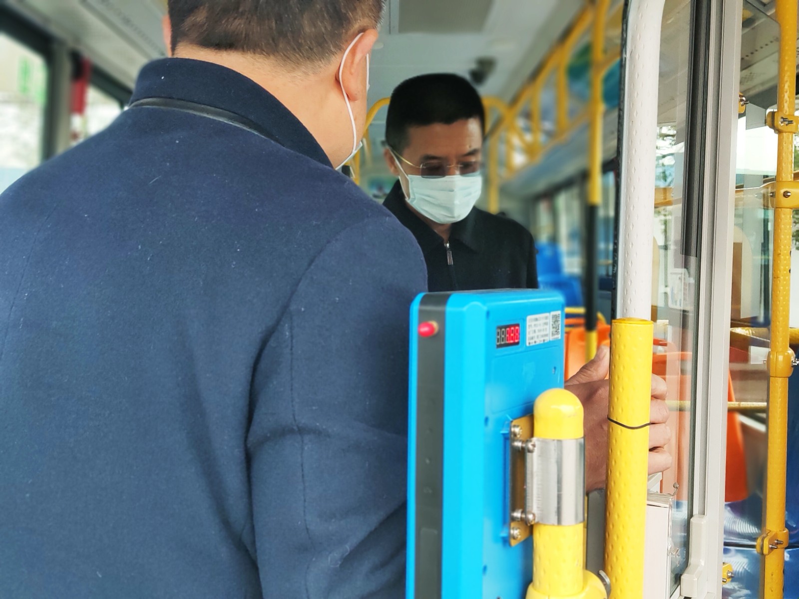 視察荊門公交車型車況.jpg 視察荊門公交車型車況.jpg